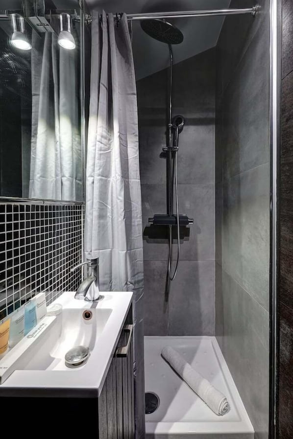 Dusche, Haartrockner, Handtücher, Seife
