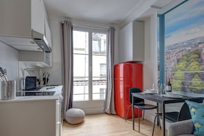Refrigerador, microondas, cafetera y tetera y tostadora