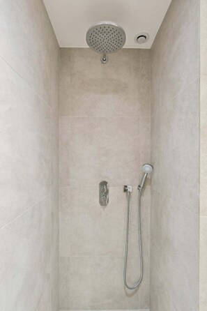 Douche, sèche-cheveux, serviettes fournies, savon