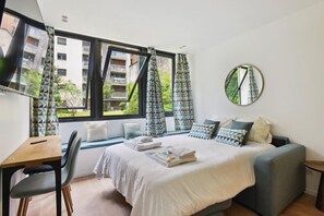 Een bureau, wifi, beddengoed