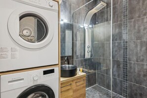 シャワー、ヘアドライヤー、タオル、石鹸