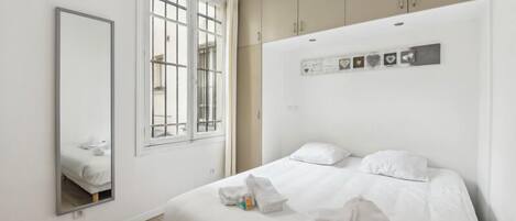 1 habitación, escritorio, tabla de planchar con plancha y wifi