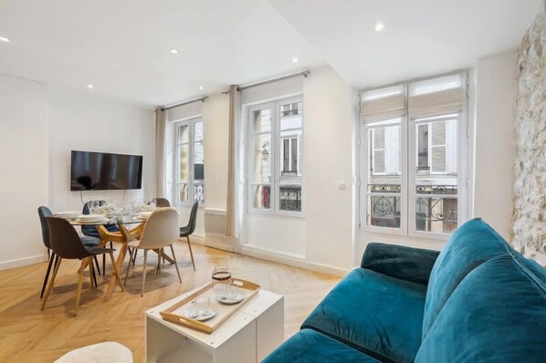 TV - 200 Suite DDJ - Superb apartment in Paris (Paris 03 Temple)