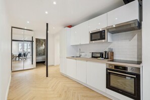 Microwave, oven, dishwasher, coffee/tea maker - 200 Suite DDJ - Superb apartment in Paris (Paris 03 Temple)