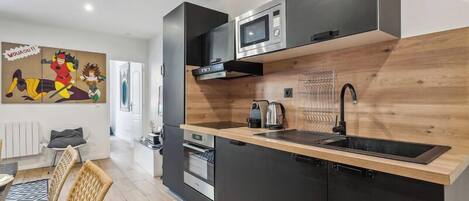 Een koelkast, een microgolfoven, een oven, een vaatwasser