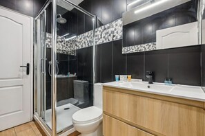 Douche, sèche-cheveux, serviettes fournies, savon