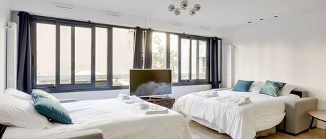 2 عدّة غرف نوم وخدمة الإنترنت وملاءات أسرّة