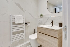 Shower, hair dryer, towels