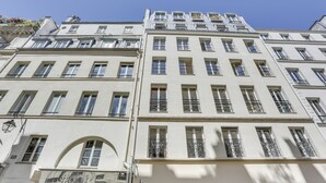 A multi-story building with a storefront at the ground level. - 169 Suite W - Elegant Apartment in Paris (Paris 02 Bourse)