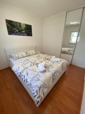 2 chambres, coffres-forts dans les chambres, bureau