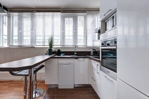 Fridge, microwave, oven, dishwasher - 650 Suite Julius - Superb apartment in Paris (Paris 11 Popincourt)