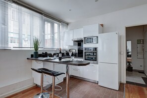 Kühlschrank, Mikrowelle, Ofen, Wasserkocher mit Kaffee-/Teezubehör