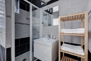 Dusche, Haartrockner, Handtücher, Seife