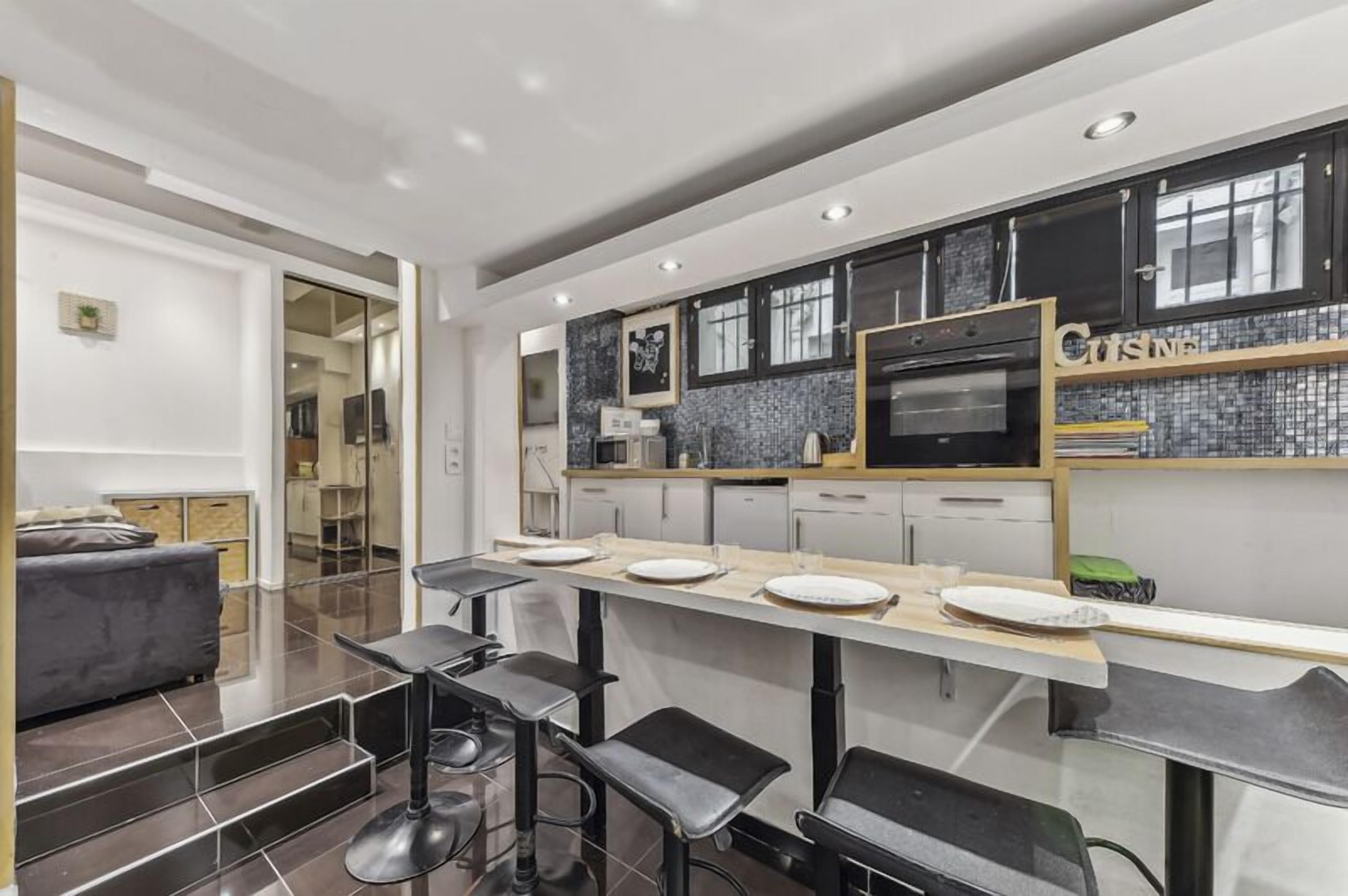 Mikrowelle, Ofen, Wasserkocher mit Kaffee-/Teezubehör, Toaster