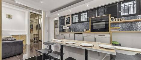 Mikrowelle, Ofen, Wasserkocher mit Kaffee-/Teezubehör, Toaster