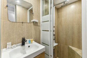 Shower, hair dryer, towels, soap - 105-Suite Eliot - Superb Duplex in Paris (Paris 09 Opéra)