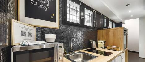 Mikrowelle, Ofen, Wasserkocher mit Kaffee-/Teezubehör, Toaster