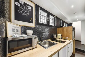 Microwave, oven, coffee/tea maker, toaster - 105-Suite Eliot - Superb Duplex in Paris (Paris 09 Opéra)
