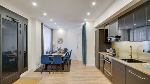 Kühlschrank, Mikrowelle, Ofen, Geschirrspüler