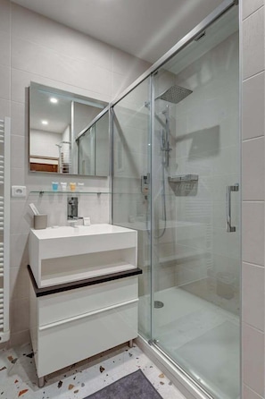 Shower, hair dryer, towels, soap - 636 Suite Gobelins - Superb apartment (Paris 13 Gobelins)