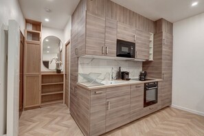 Kühlschrank, Mikrowelle, Ofen, Geschirrspüler