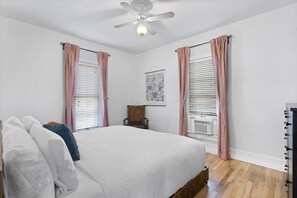 2 soverom, skrivebord, strykejern/-brett og wi-fi (inkludert)