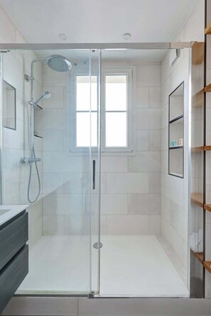 Dusche, Haartrockner, Handtücher, Seife