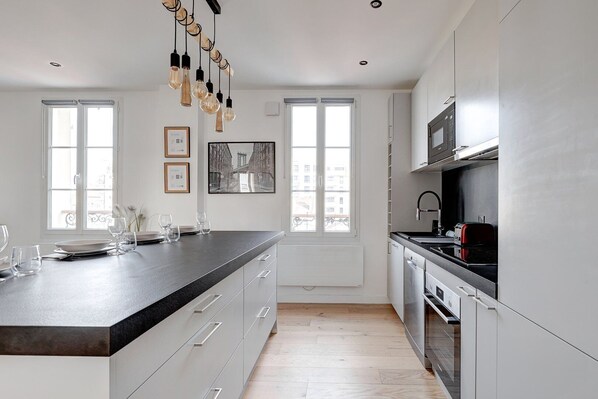 Kühlschrank, Mikrowelle, Ofen, Geschirrspüler