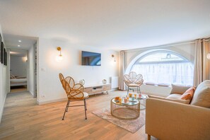 TV - 230 Suite Mayfair - Superb apartment in Paris (Paris 02 Bourse)