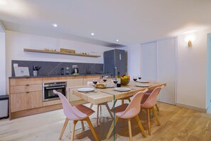 Microwave, oven, dishwasher, coffee/tea maker
