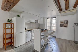 Kühlschrank, Mikrowelle, Ofen, Geschirrspüler