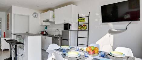 Een koelkast, een microgolfoven, een oven, een vaatwasser