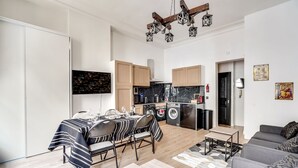 Un apartamento moderno con comedor, cocina y sala de estar.