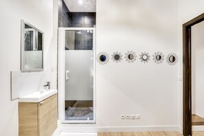 Dusche, Haartrockner, Handtücher