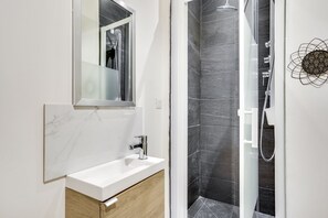 Dusche, Haartrockner, Handtücher