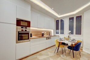 Kühlschrank, Mikrowelle, Ofen, Geschirrspüler