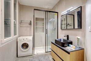 Dusche, Haartrockner, Handtücher, Seife