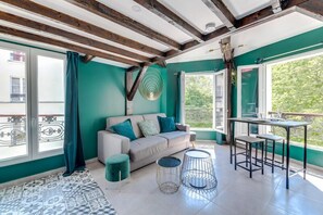 TV - 147-Suite Atmosphere - Superb apartment in Paris (Paris 10 Entrepôt)