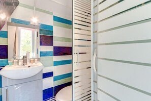 Dusche, Haartrockner, Handtücher, Seife