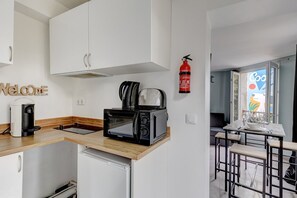 Mikrowelle, Wasserkocher mit Kaffee-/Teezubehör