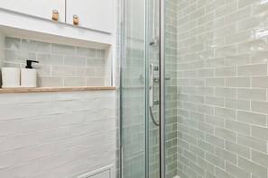 Dusche, Haartrockner, Handtücher, Seife