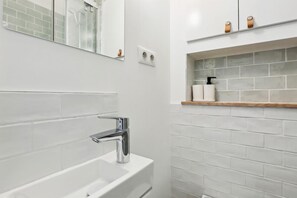 Douche, séchoir à cheveux, serviettes fournies, savon