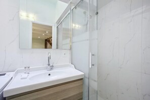 Douche, sèche-cheveux, serviettes fournies