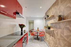 Fridge, microwave, oven, stovetop - 812 Suite Besty - Superb apartment in Paris (Asnières-sur-Seine)