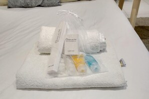 Doccia, asciugamani, sapone, shampoo