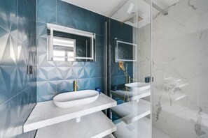 Shower, hair dryer, towels - 181 One Suite - Superb apartment in Paris. (Paris 15 Vaugirard)