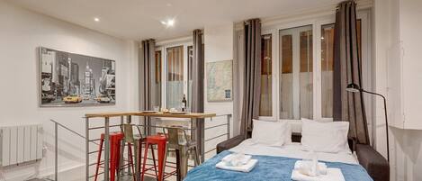 1 habitación, tabla de planchar con plancha, internet y ropa de cama