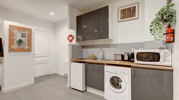 Een koelkast, een microgolfoven, een koffiezetapparaat/waterkoker