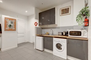 Kjøleskap, mikrobølgeovn, kaffetrakter/tekoker og brødrister