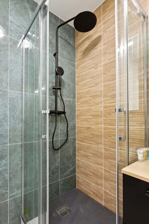 Shower, hair dryer, towels - 861 Suite Marguerite - Superb Apartment (Montreuil)